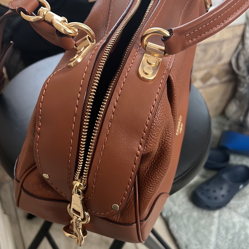 Small size coach purse pretty brown color used once or twice looks like new - Picture 9 of 9